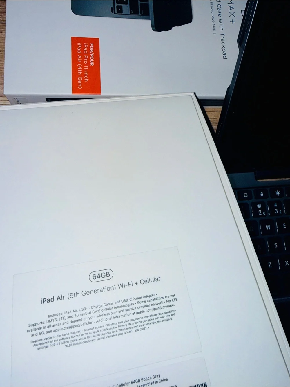 Apple iPad Air 5th Gen (64GB, Wi-Fi + Cellular) + Keyboard case. - Picture 9 of 9